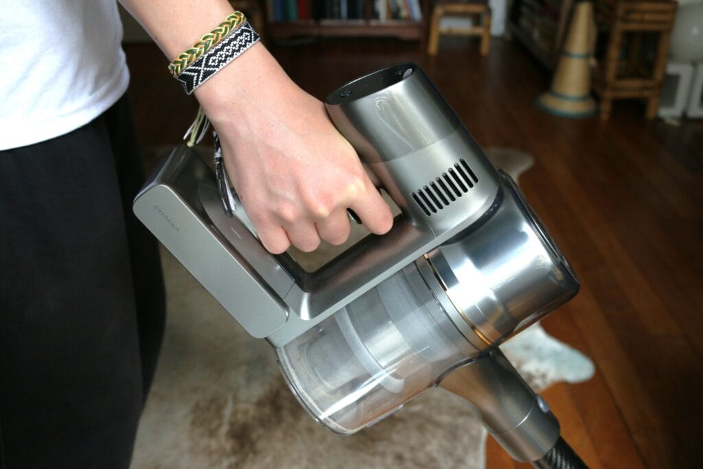 L'aspirateur balai Dreame R20 en action