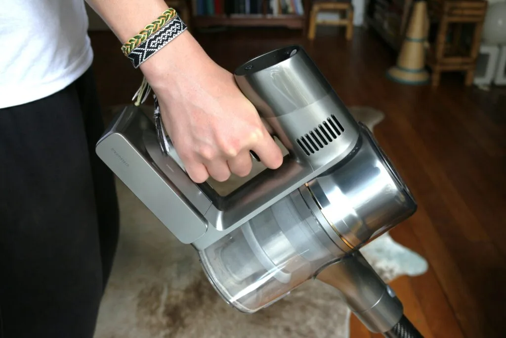 L'aspirateur balai Dreame R20 en action