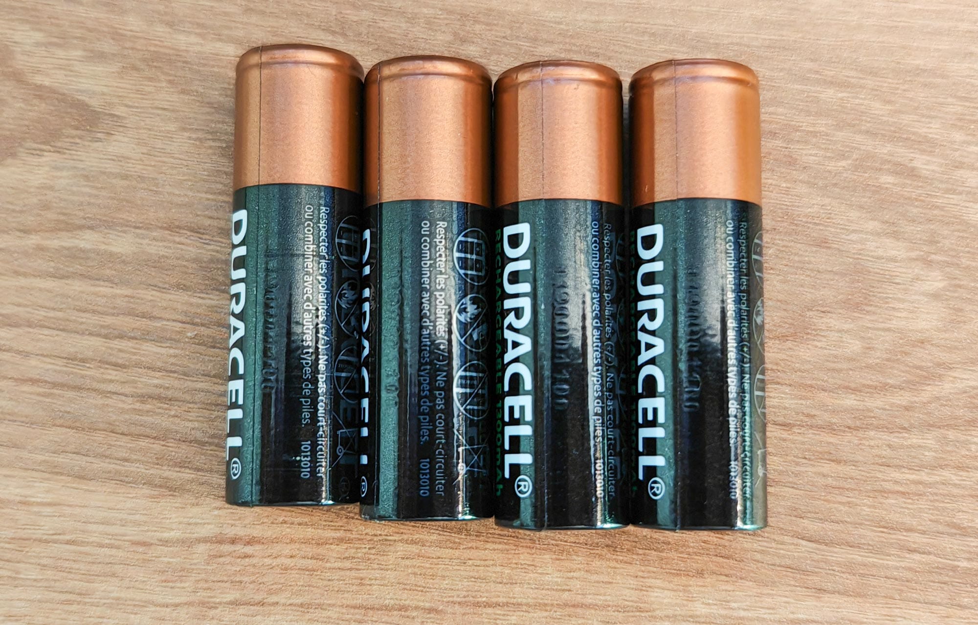 Duracell Rechargeable Ni-MH AA 2500 mAh : garantie de 5 ans et une auto-décharge avec un maintien de 80% de leur capacité après un an d'inactivité. (c) Labo Maison