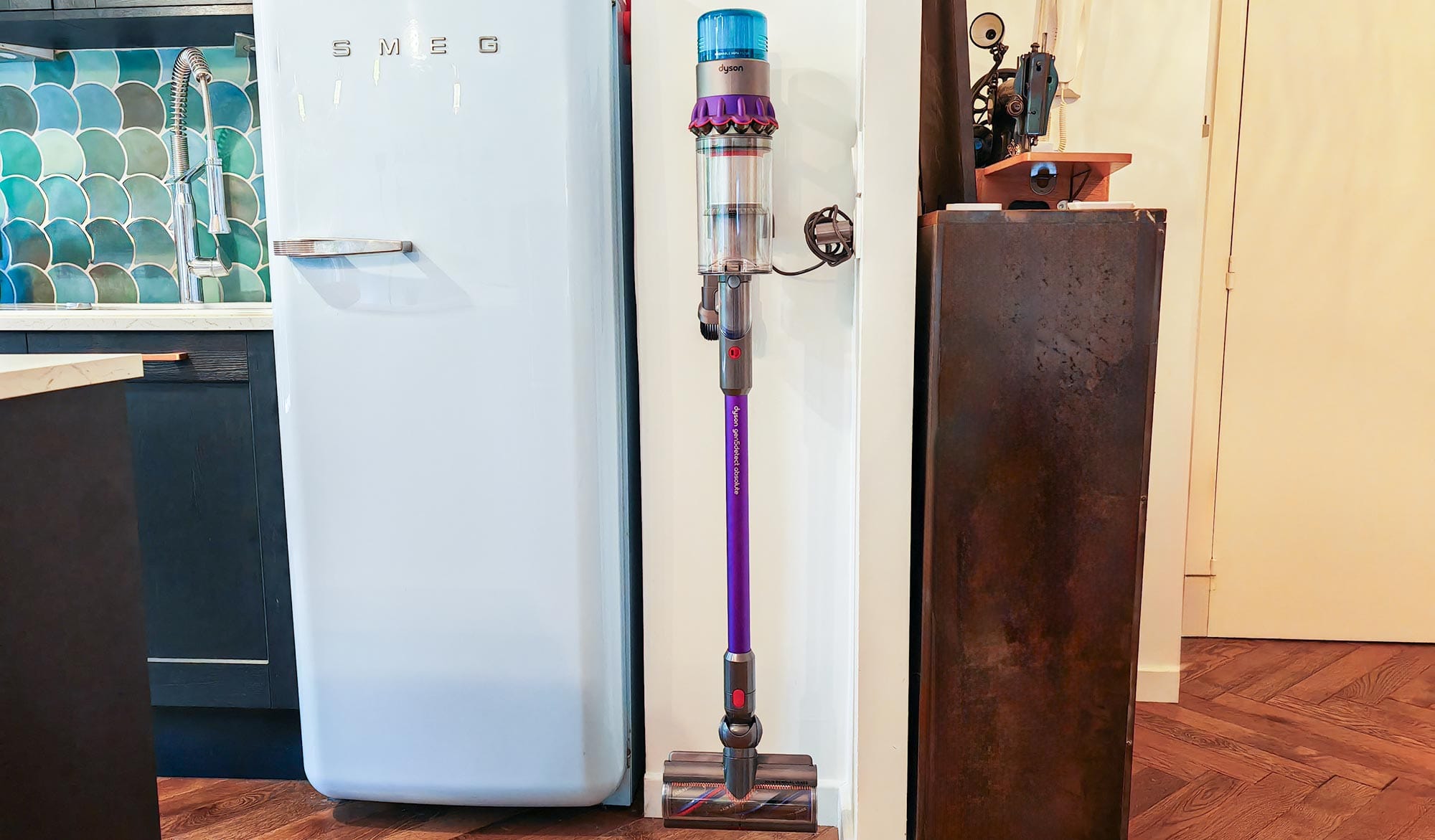 Socle de charge mural du Dyson Gen5 Detect. (c) Labo Maison