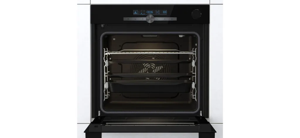Four encastrable Hisense BSA66334 : capacité de 77 litres.