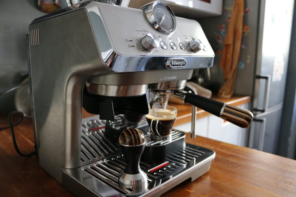 La cafetière semi-automatique avec broyeur Delonghi Specialista Arte Evo