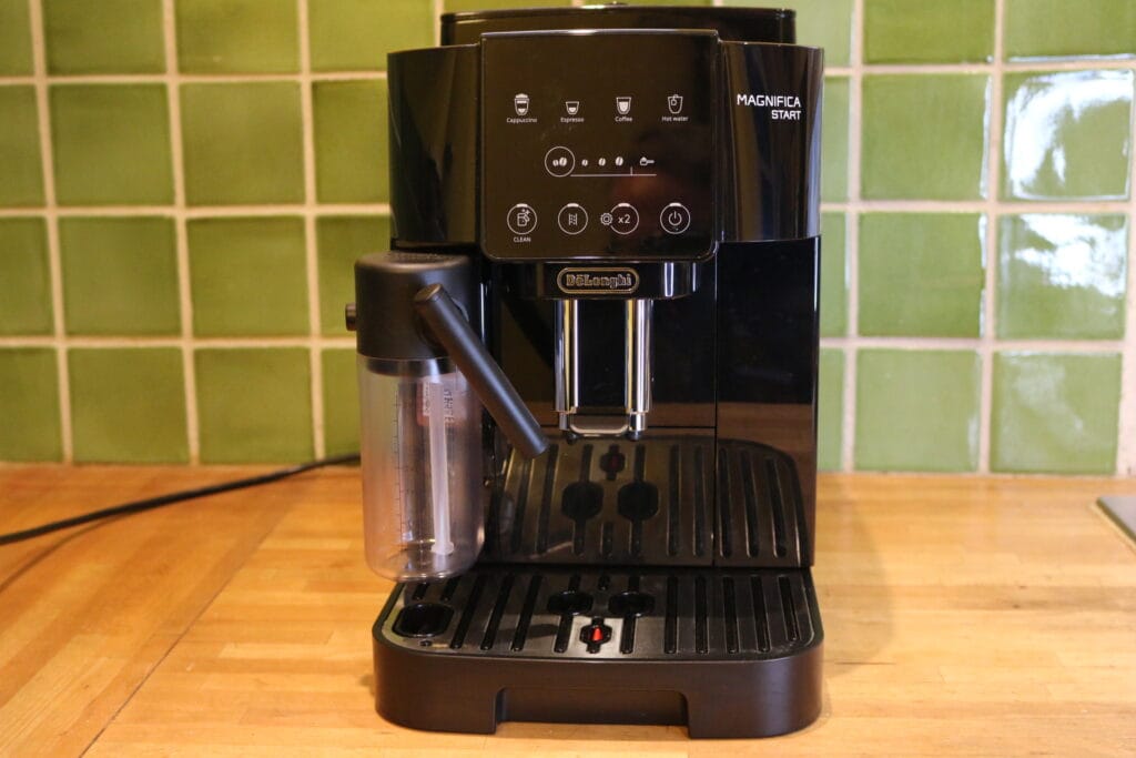 La machine à café expresso automatique avec broyeur Magnifica Start Latte de Delonghi