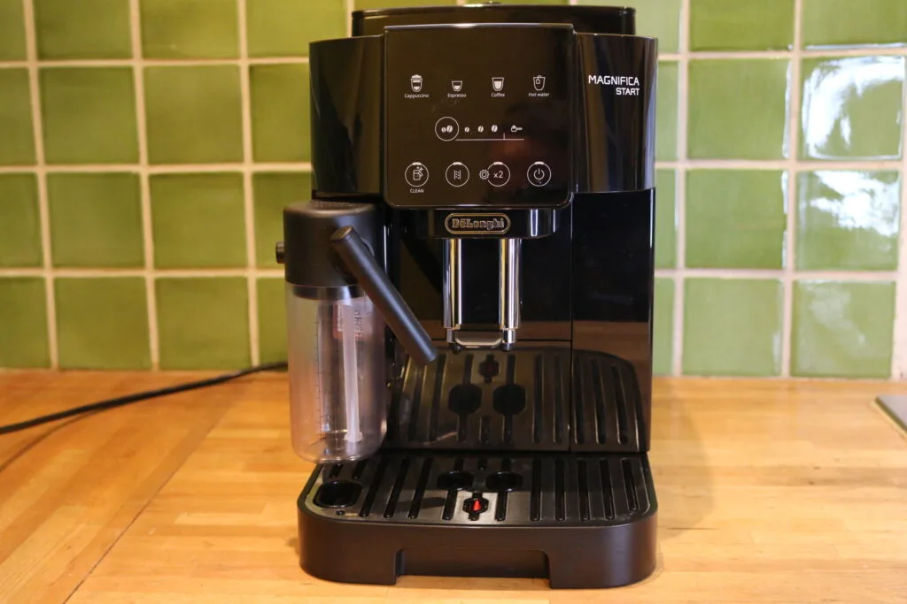 La machine à café expresso automatique avec broyeur Magnifica Start Latte de Delonghi