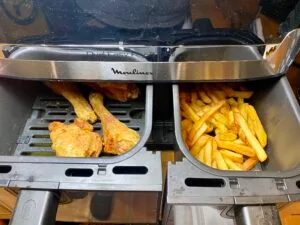 Le Moulinex Dual Easy Fry & Grill est un Airfryer XXL à deux tiroirs proposant une capacité totale de 8,3 litres.