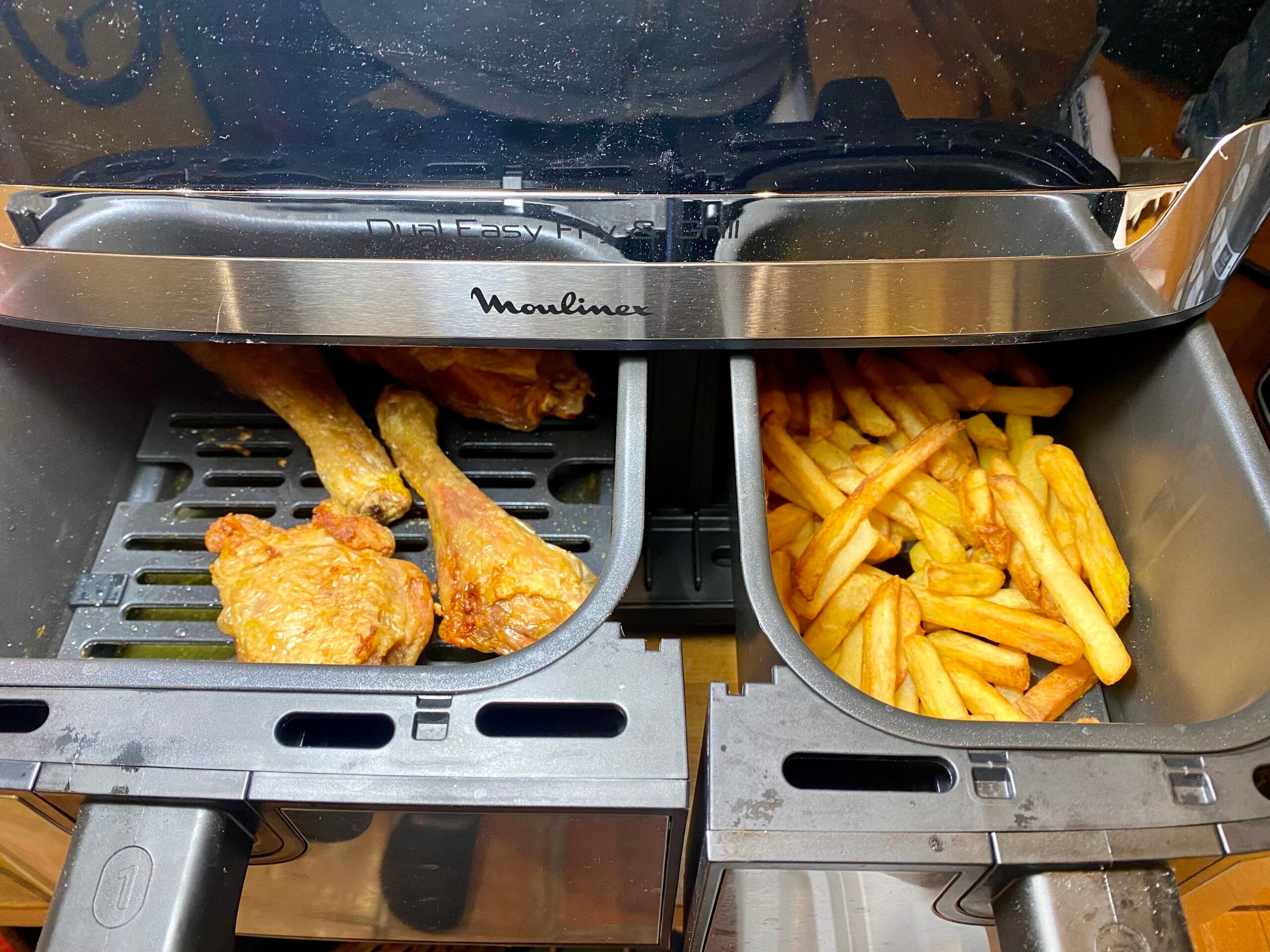 Le Moulinex Dual Easy Fry & Grill est un Airfryer XXL à deux tiroirs proposant une capacité totale de 8,3 litres.