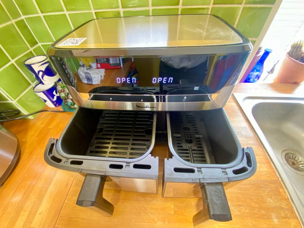 Le Moulinex Dual Easy Fry & Grill est un Airfryer XXL à deux tiroirs proposant une capacité totale de 8,3 litres.