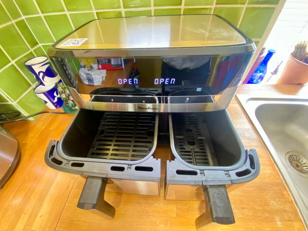 Le Moulinex Dual Easy Fry & Grill est un Airfryer XXL à deux tiroirs proposant une capacité totale de 8,3 litres.