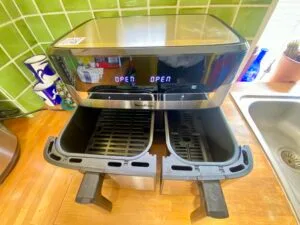 Le Moulinex Dual Easy Fry & Grill est un Airfryer XXL à deux tiroirs proposant une capacité totale de 8,3 litres. (c) Labo Maison