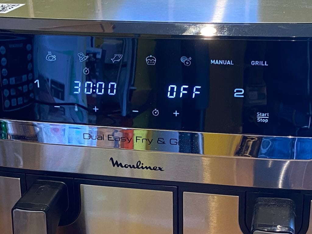 Le Moulinex Dual Easy Fry & Grill est un Airfryer XXL à deux tiroirs proposant une capacité totale de 8,3 litres.