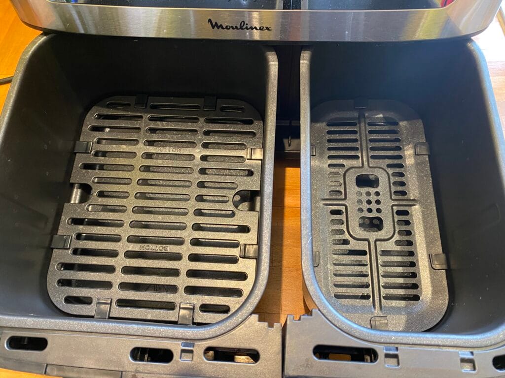 Le Moulinex Dual Easy Fry & Grill est un Airfryer XXL à deux tiroirs proposant une capacité totale de 8,3 litres.