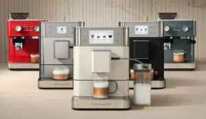 KitchenAid lance une gamme de cafetières : une à percolateur semi automatique et trois cafetières expresso broyeur.