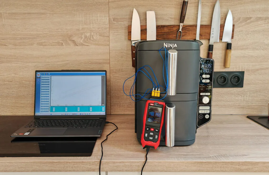 Test de la friteuse à air chaud Ninka Double Stack XL 9,5 L : les sondes sont réparties de manière à mesurer le temps de préchauffage, le respect de la température demandée et l'homogénéité dans la cuve. (c) Labo Maison