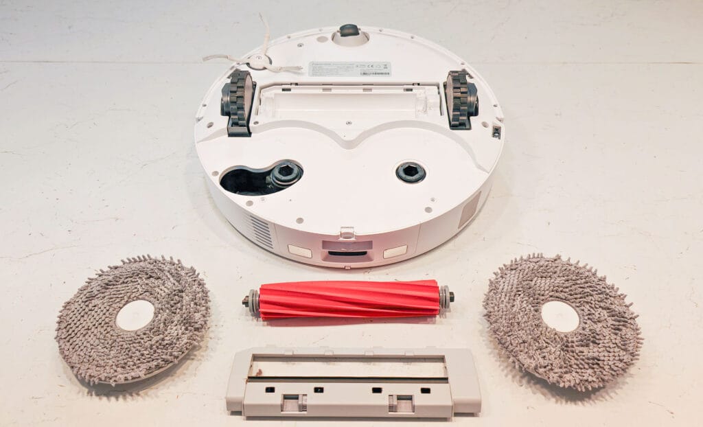 Entretien du robot aspirateur Rocborock Qrevo Pro : patin et brosse d'aspiration rotative. (c) Labo Maison