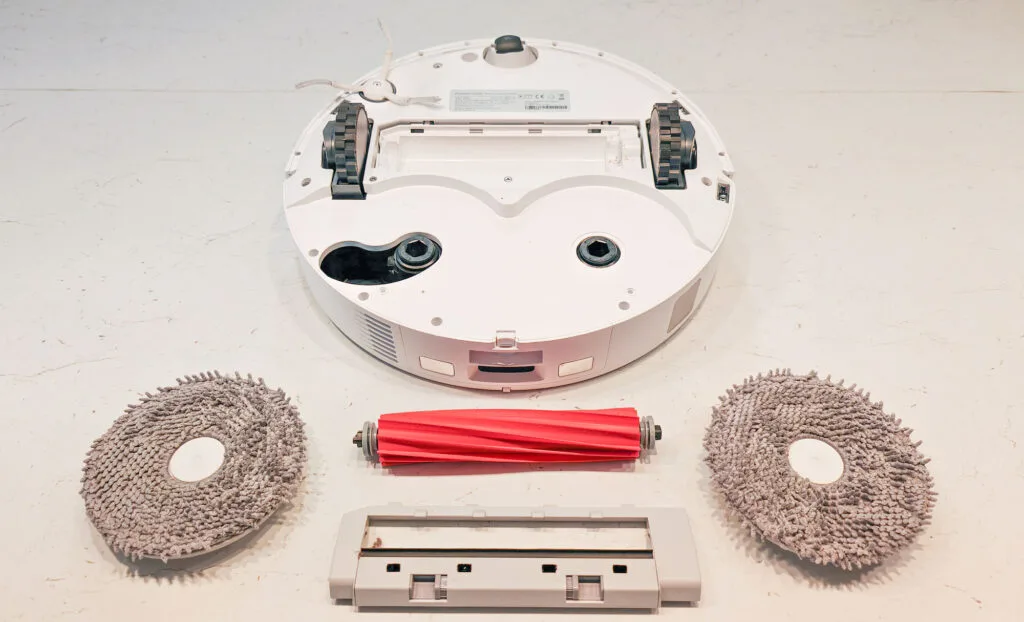 Entretien du robot aspirateur Rocborock Qrevo Pro : patin et brosse d'aspiration rotative. (c) Labo Maison