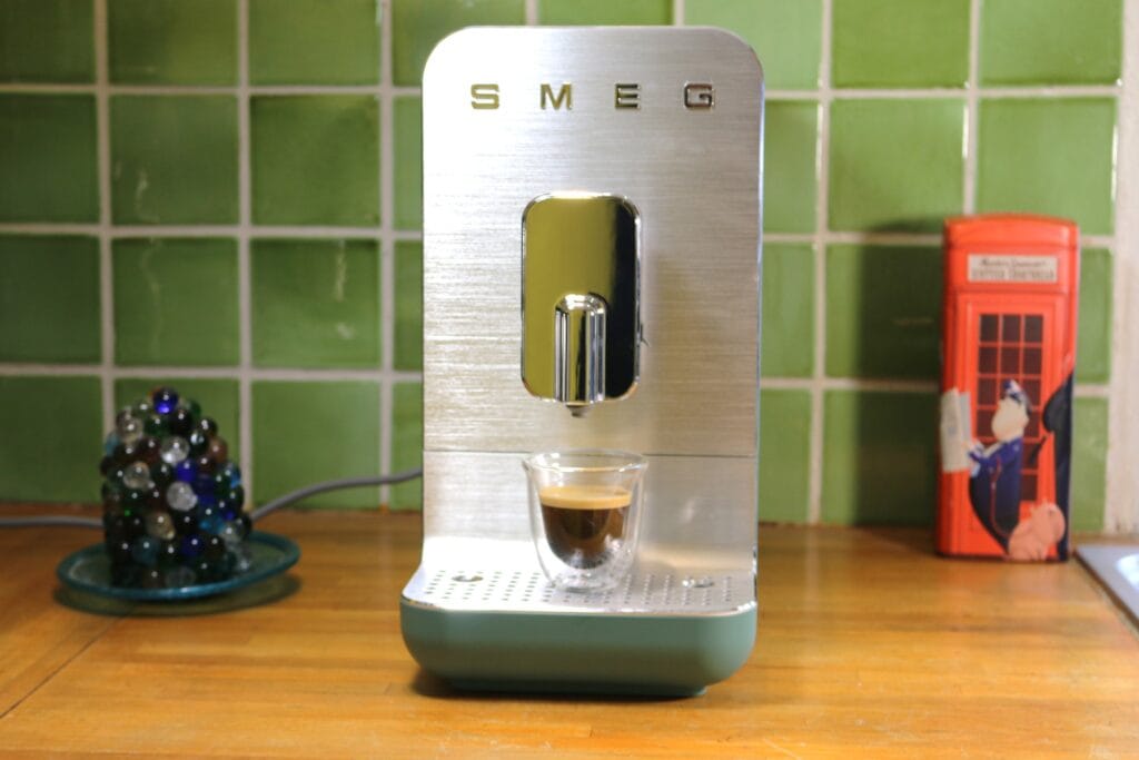 La cafetière expresso avec broyeur SMEG BCC13