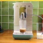 La cafetière expresso avec broyeur SMEG BCC13. En détail, le réservoir à grains de café. Le système à lait