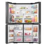 Le réfrigérateur French Door Samsung RF59C701EB1 propose un froid ventilé avec une température constante. Il dispose d'une carafe à remplissage et fabrique de la glace automatiquement. Connecté au réseau wifi, il peut se contrôler à distance via l'application SmartThings.