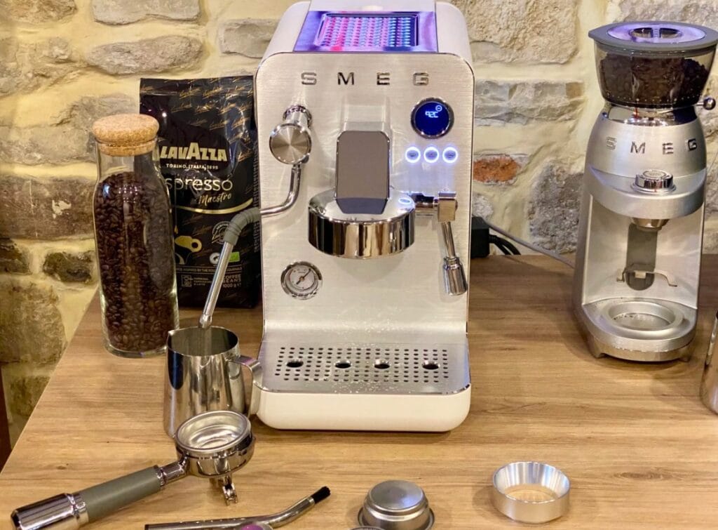 La nouvelle machine à café semi pro de Smeg, la mini expresso EMC02. (c) Labo Maison