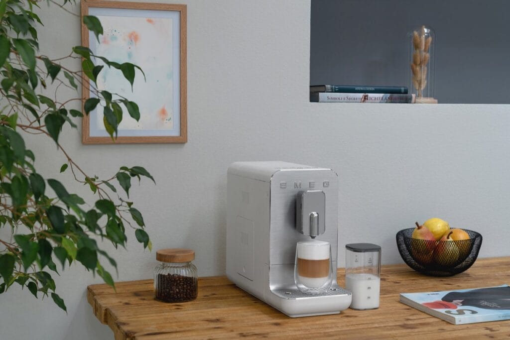 Cafetière automatique avec broyeur SMEG BCC13 avec carafe à lait.