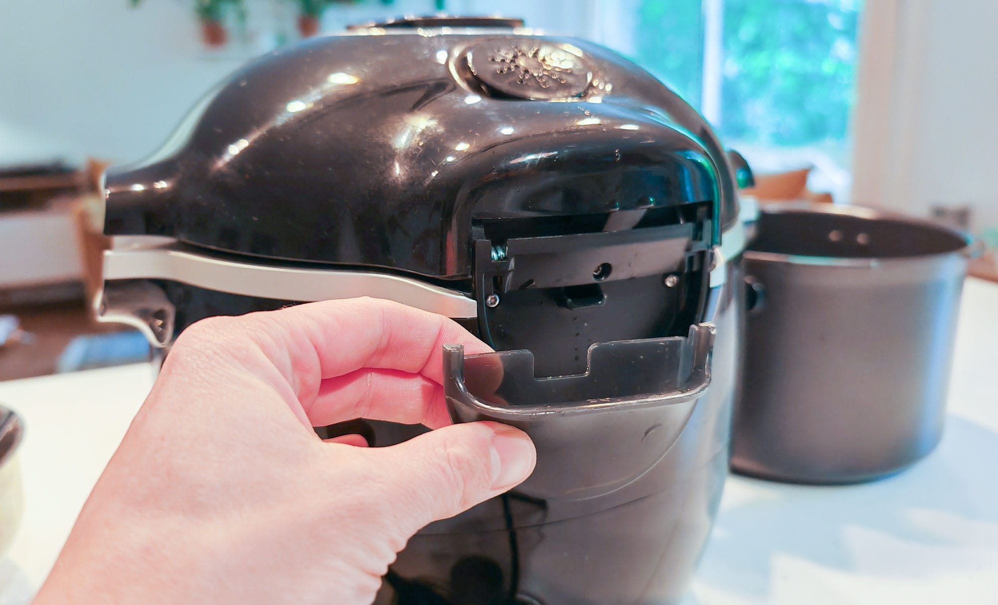 Entretien : La cuve anti-adhésive est équipée de poignées. Elle se retire facilement. Atttention à vider et nettoyer le réservoir arrière qui collecter l'eau de condensation. (c) Labo Maison