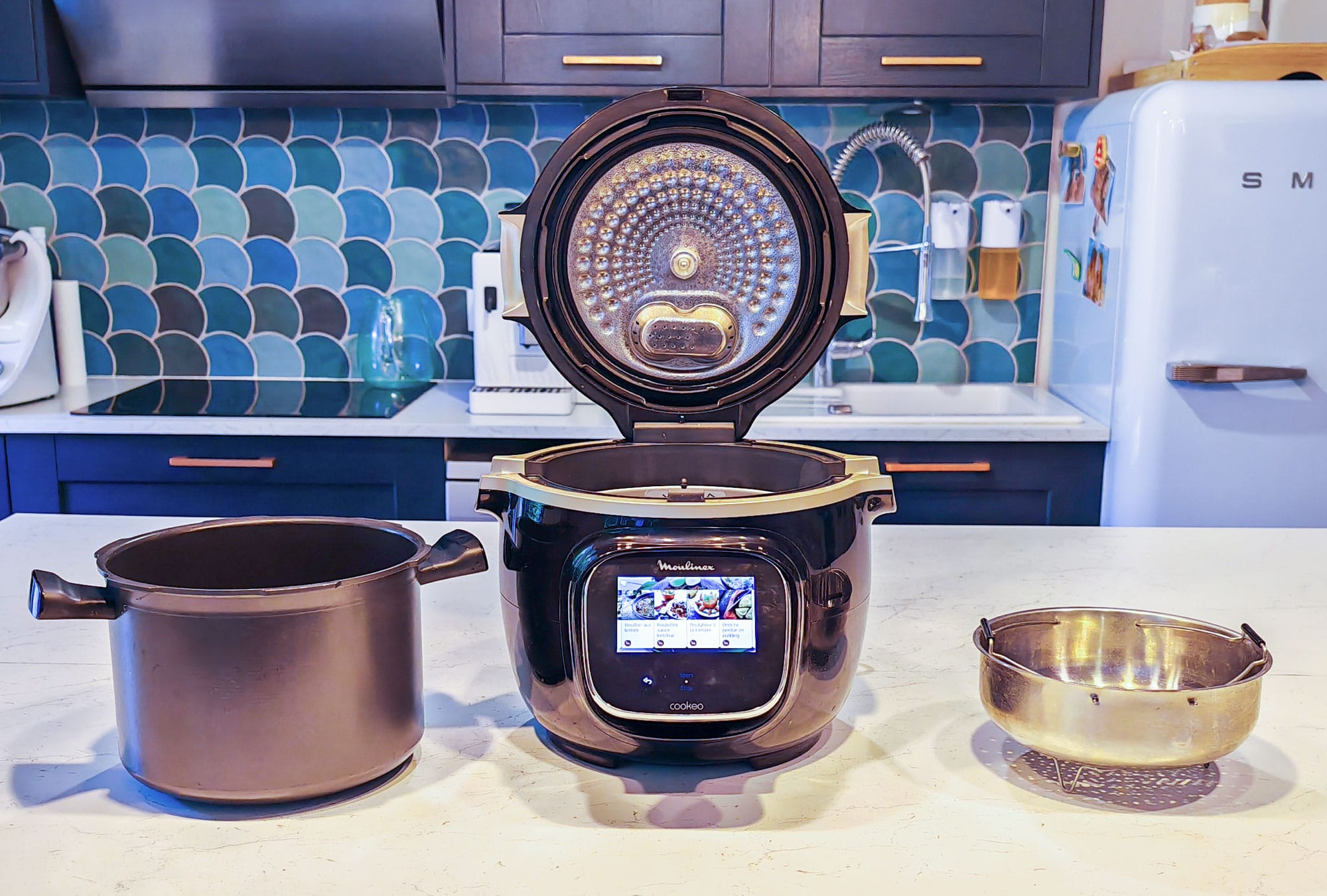 Cookeo Touch Wi-Fi : 33 x 30 x 38 cm et capacité de 6 litres. (c) Labo Maison