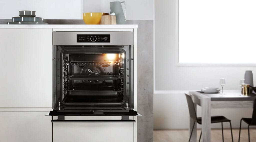 Four encastrable Whirlpool AKZ9629 : cavité d'une capacité de 73 litres.