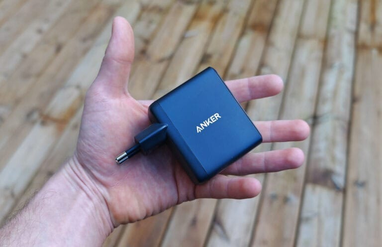 Dimensions et poids du Anker 736 : 5,7 x 3,1 x 6,7 cm et 220 g.