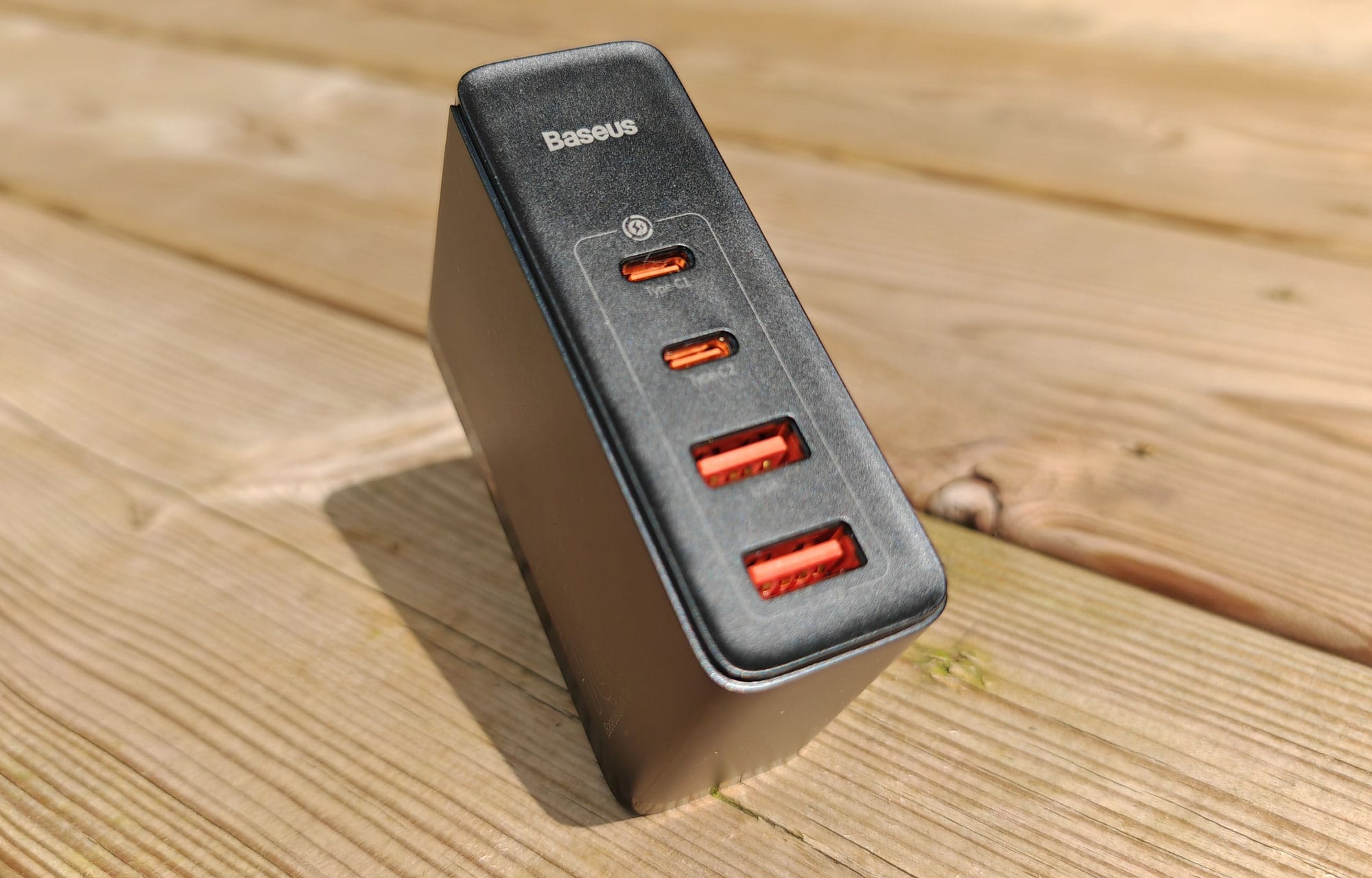 Connectique du Baseus Chargeur USB-C Rapide 100W : 2x USB-C et 2x USB-A. (c) Labo Maison