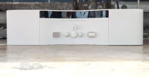 La station d'eau peut être positionnée sous un meuble de salle de bain. (c) Labo Maison