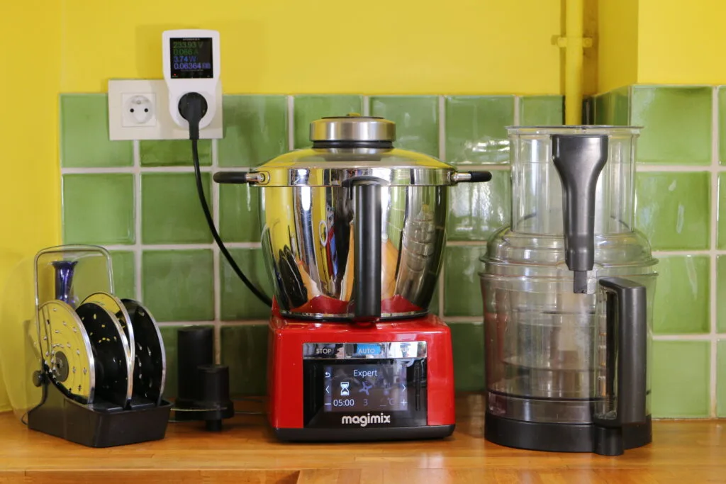 Le robot et ses accessoires.