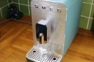 Machine à café expresso avec broyeur automatique Smeg BCC13
