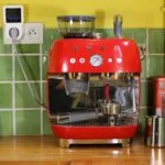 La machine à café expresso avec broyeur semi-automatique Smeg EGF03