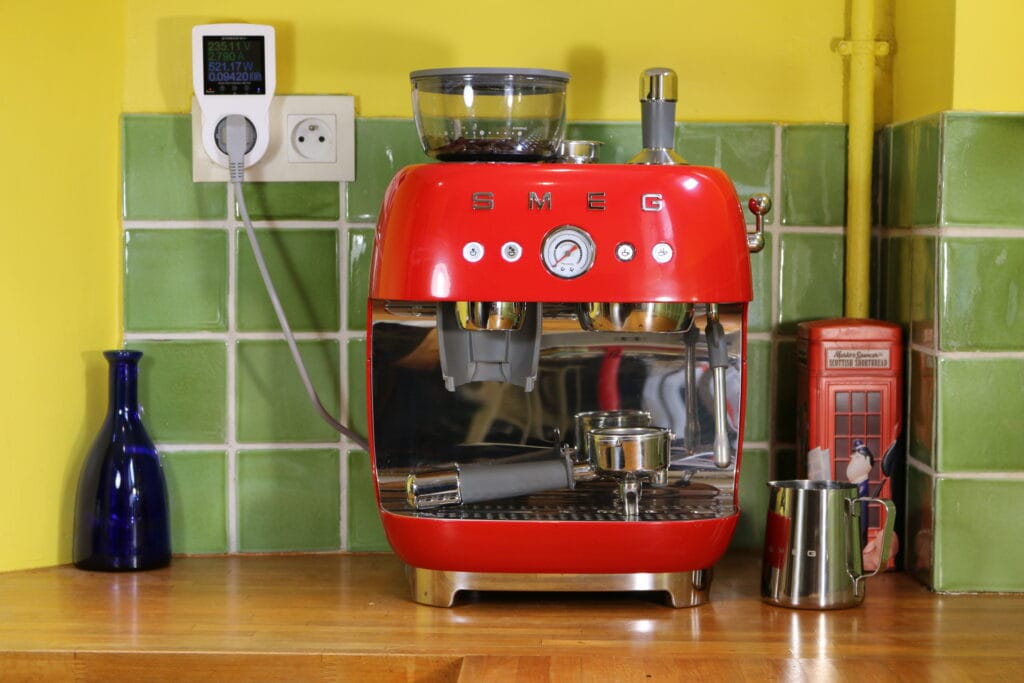 La cafetière à percolateur avec broyeur Smeg EGF03