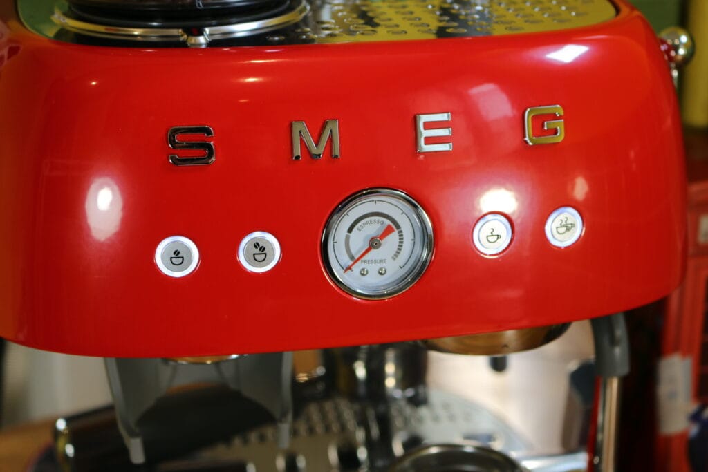 La cafetière à percolateur avec broyeur Smeg EGF03