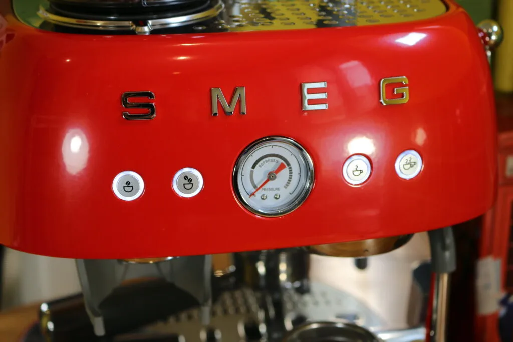 La cafetière à percolateur avec broyeur Smeg EGF03