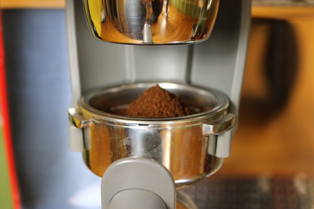 La cafetière à percolateur avec broyeur Smeg EGF03