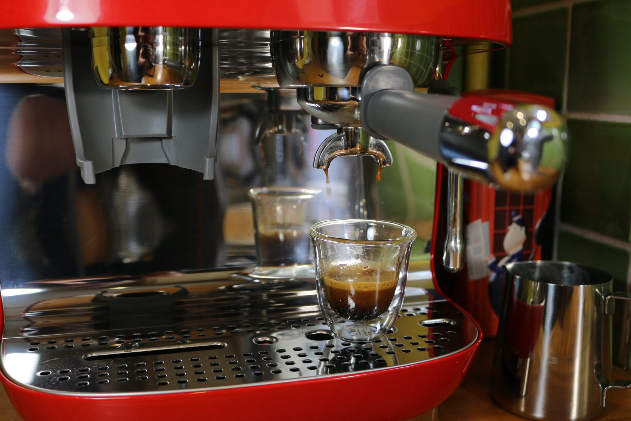 La cafetière à percolateur avec broyeur Smeg EGF03.
