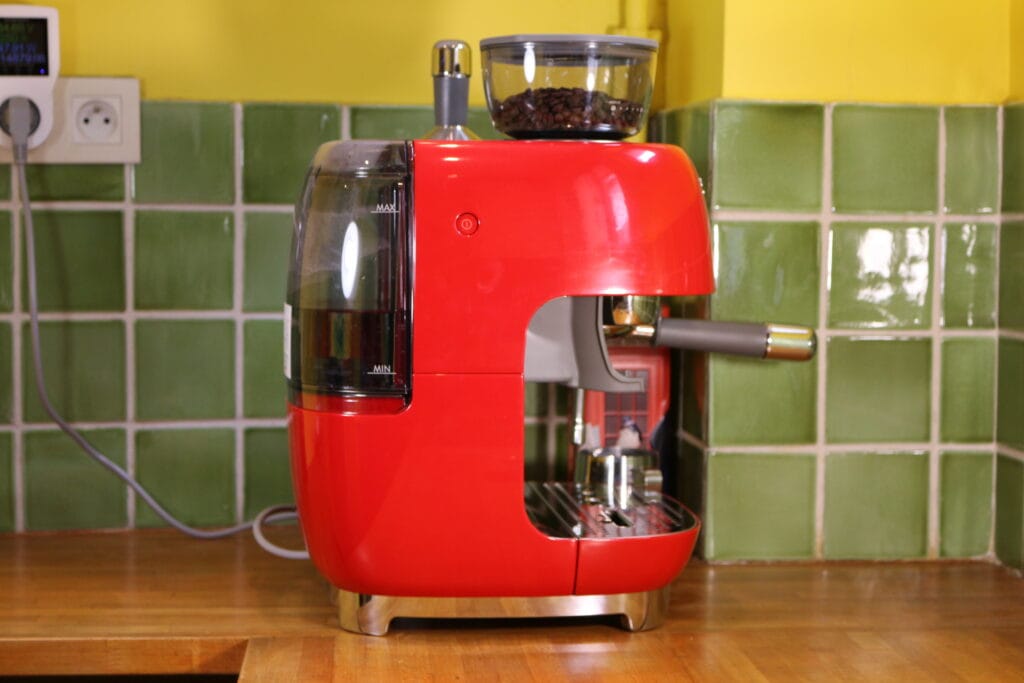 La cafetière à percolateur avec broyeur Smeg EGF03