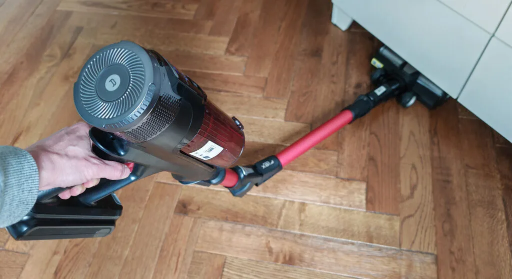Le tube d’aspiration est articulé pour aspirer plus facilement sous les meubles. (c) Labo maison