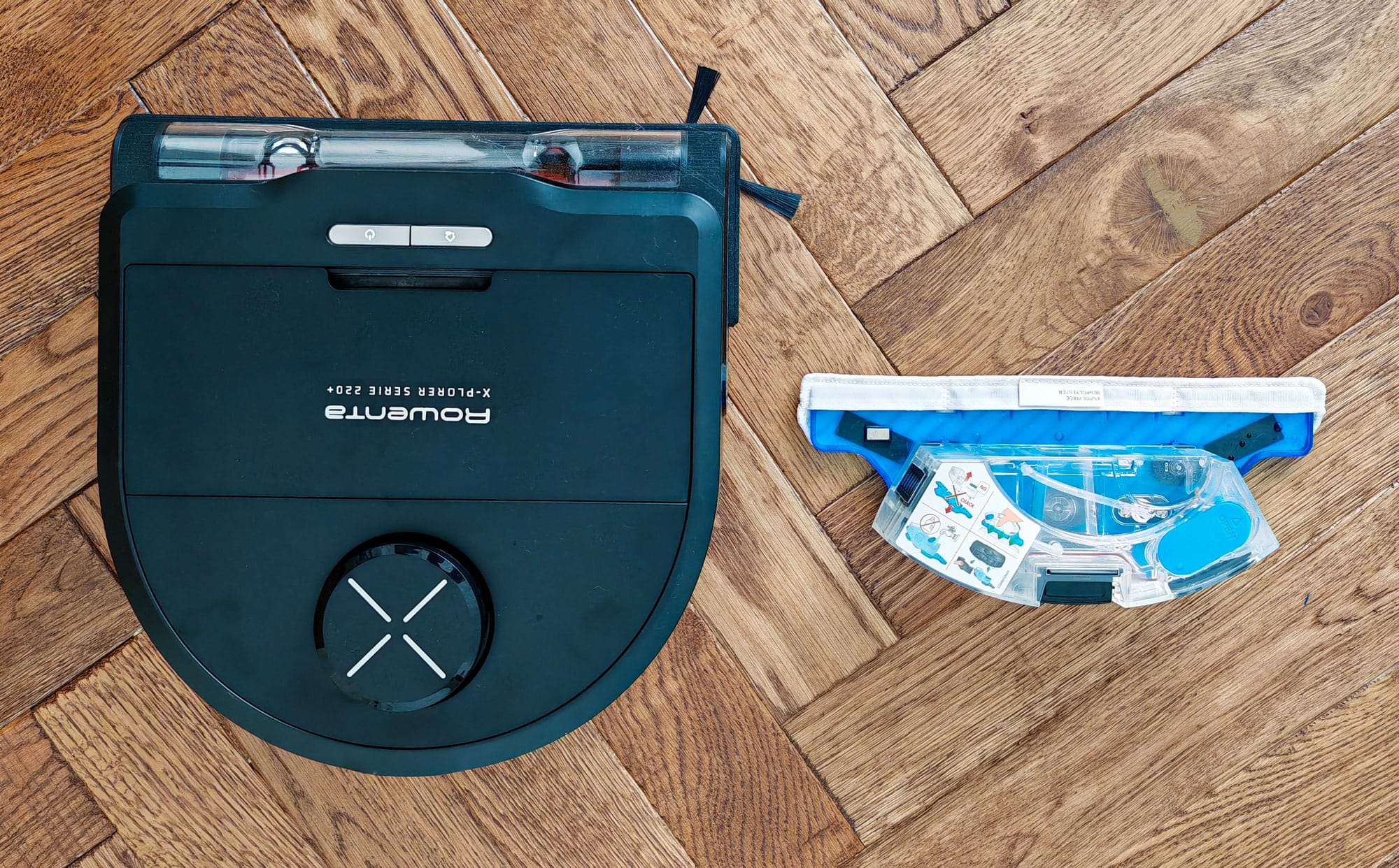 Le Rowenta X-Plorer Série 220+ est livré avec un module compasé une serpillière vibrante et d’un réservoir d’eau. (c) Labo Maison