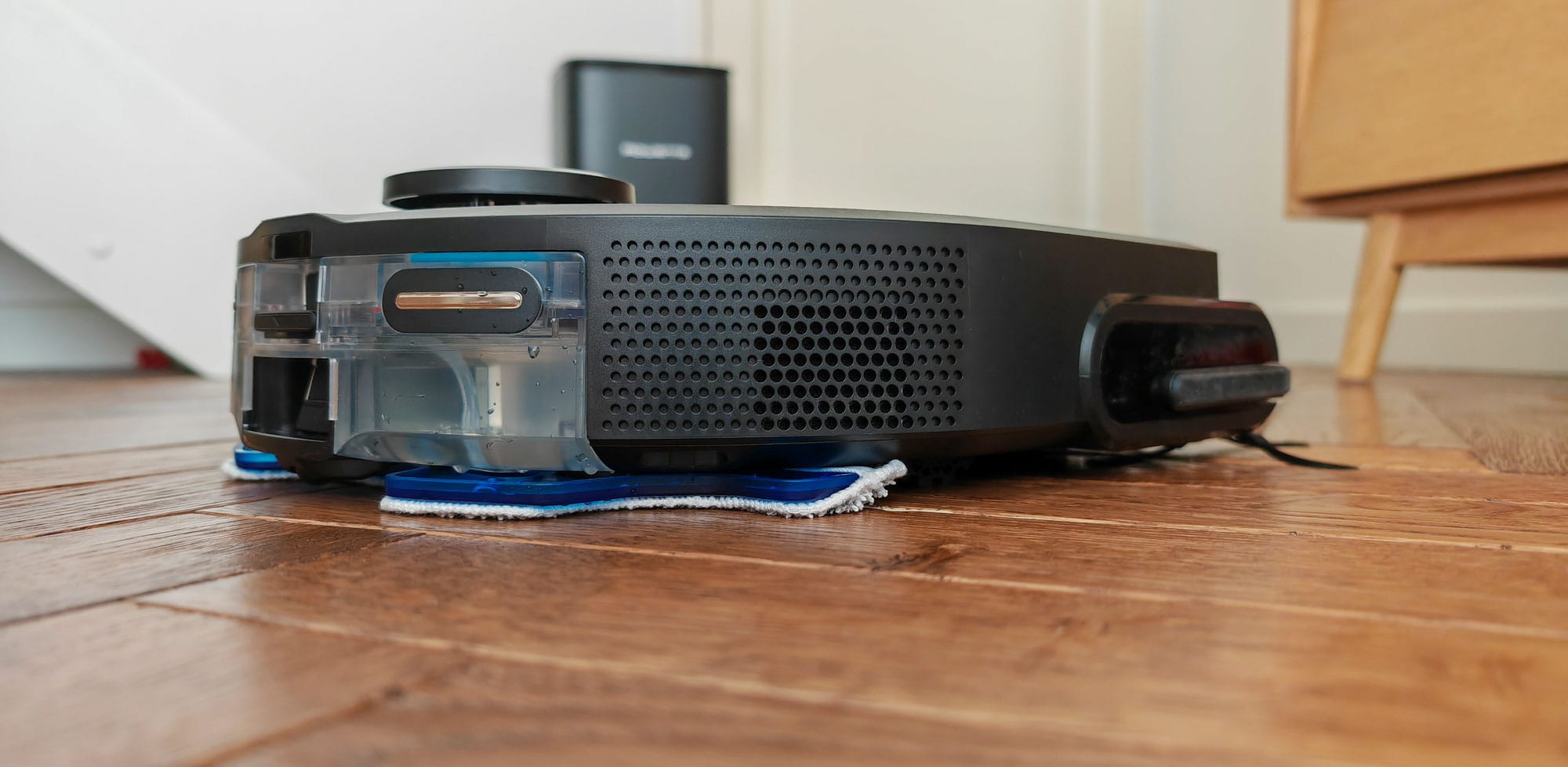 Le Rowenta X-Plorer Série 220+ est dispose d'un module avec une une serpillière vibrante et un réservoir d’eau. (c) Labo Maison