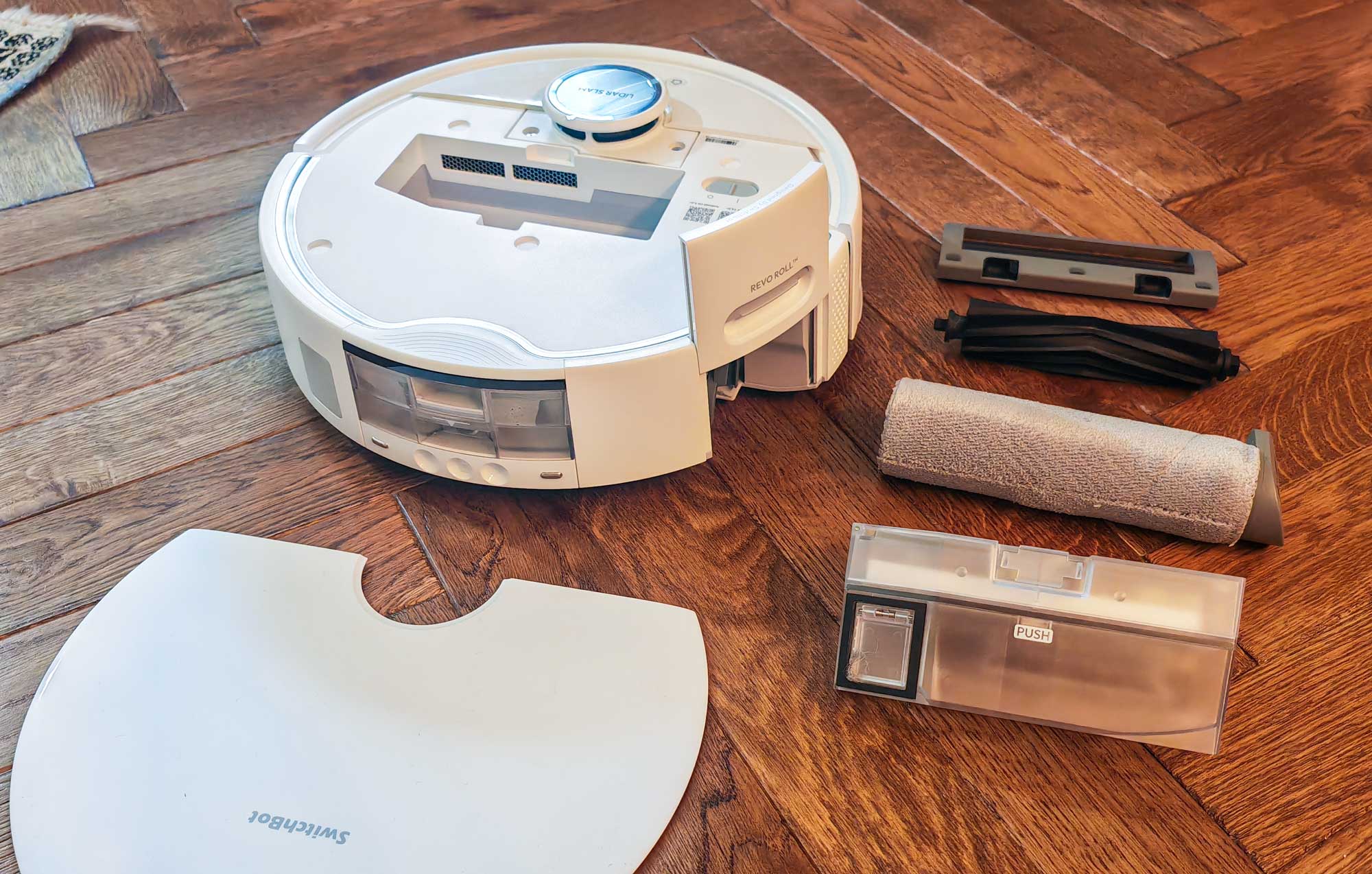 Entretien de l'aspirateur robot laveur Switchbot S10 : brosse d'aspiration, rouleau de lavage et bac à déchets. (c) Labo Maison