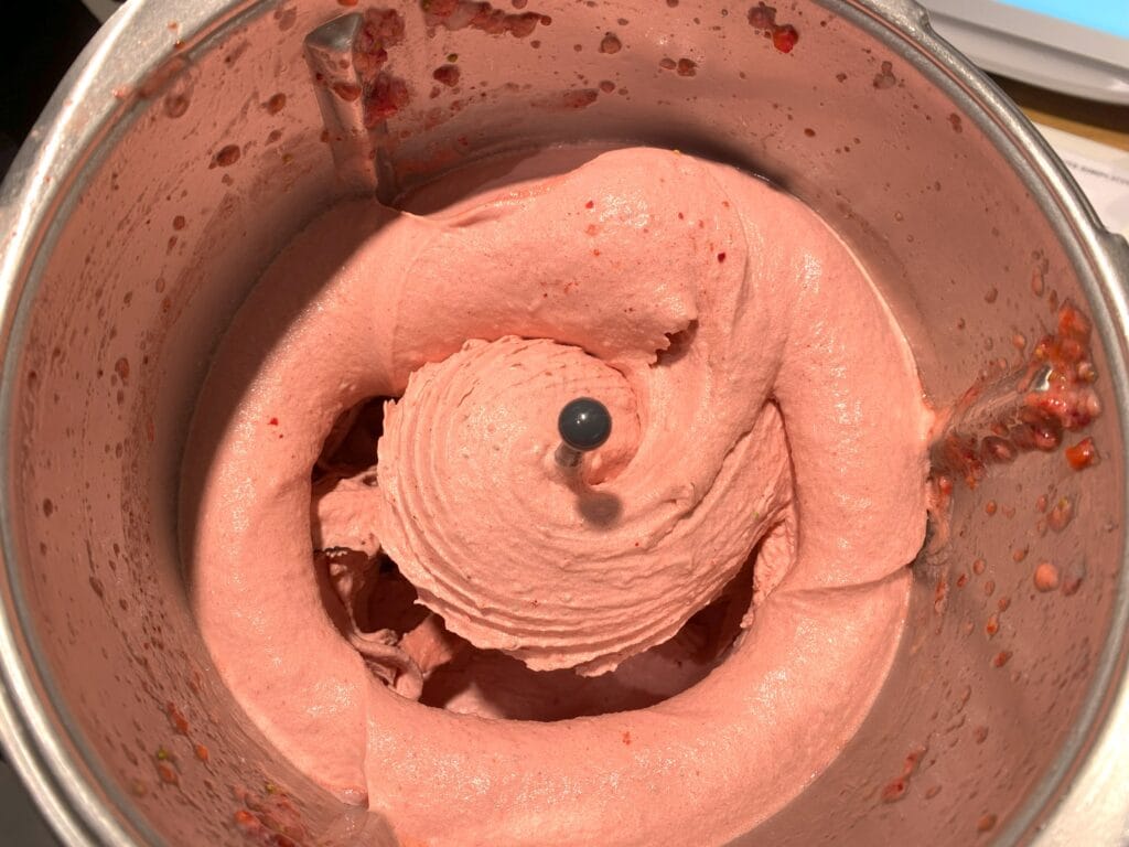 Un sorbet framboise réalisé au robot cuiseur multifonction Thermomix TM6 de Vorwerk, à partir de fruits surgelés (c) Labo Maison