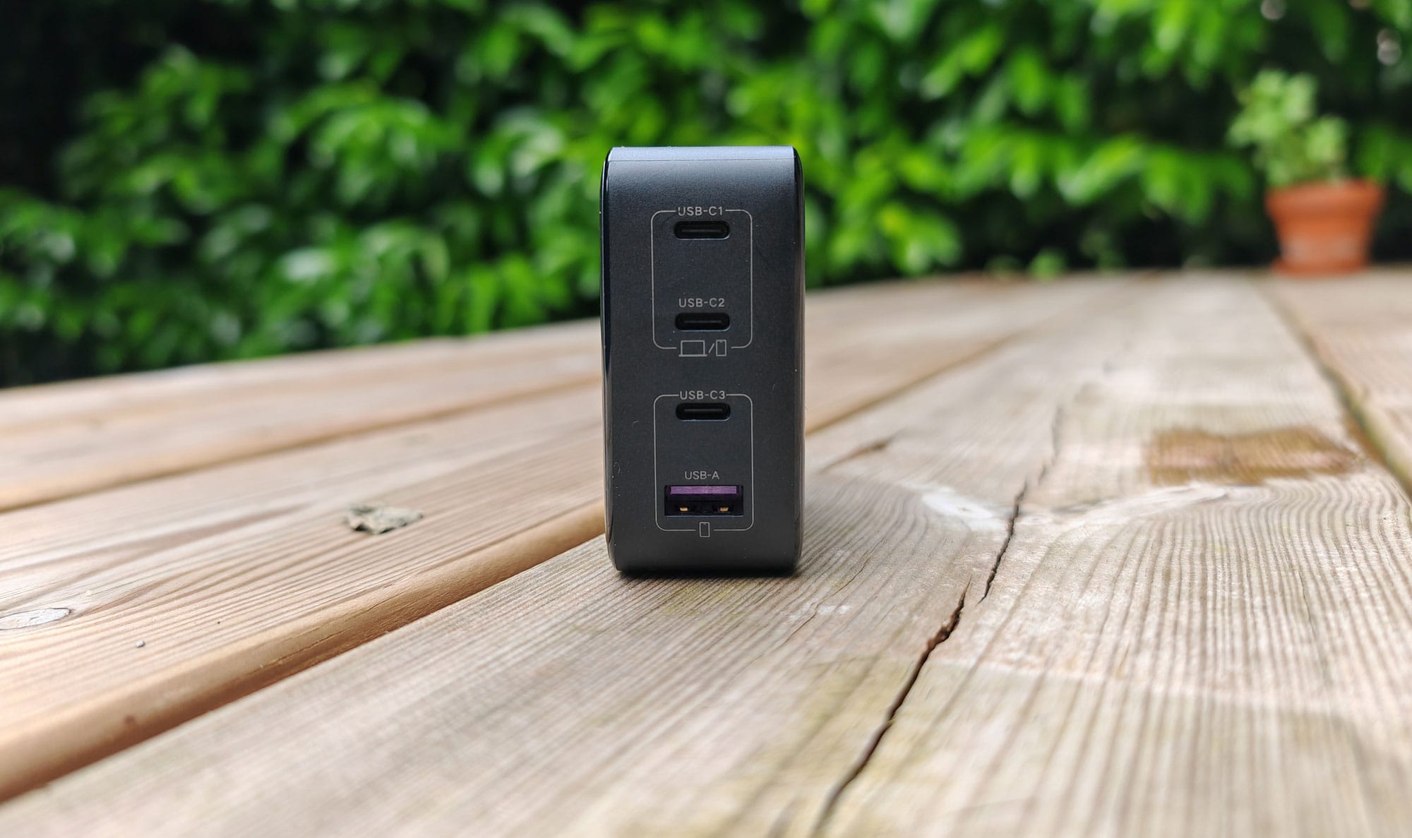Connectique du chargeur : 2 USB-C (100 W), 1 USB-C (22,5 W) et 1 USB-A (22,5 W). (c) LaboMaison