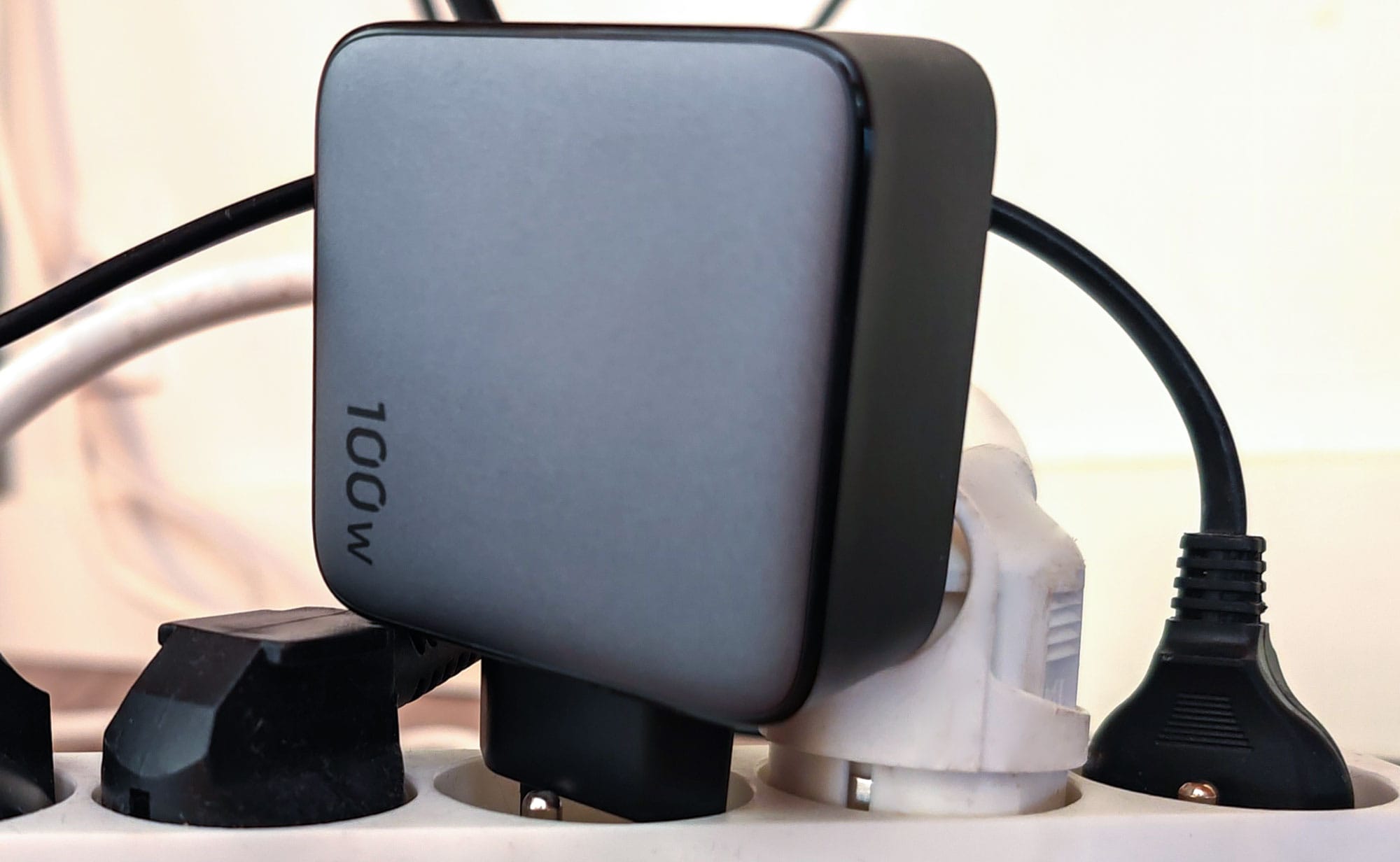 Chargeur imposant : 6,8 x 3,2 x 6,9 cm et 229,9 g. Il peut gêner les prises adjacentes sur une multiprise. (c) LaboMaison