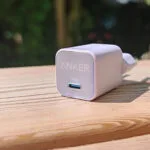 Le chargeur Anker 511 Nano 3 GaN 30W affiche une puissance de charge de 30W et dispose d'un port USB-C. (c) Labo Maison
