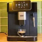 La machine expresso avec broyeur Beko, CEG7302B à 259 € chez Electro Dépot pour les soldes d'été 2025.
