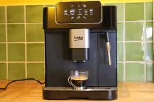 La machine expresso avec broyeur Beko, CEG7302B à 259 € chez Electro Dépot pour les soldes d'été 2025.