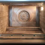 Intérieur du four : les produits décapants pour four contiennent souvent de la soude caustique. Cette substance est extrêmement corrosive pour certains métaux, notamment l'aluminium. (c) Labo Maison